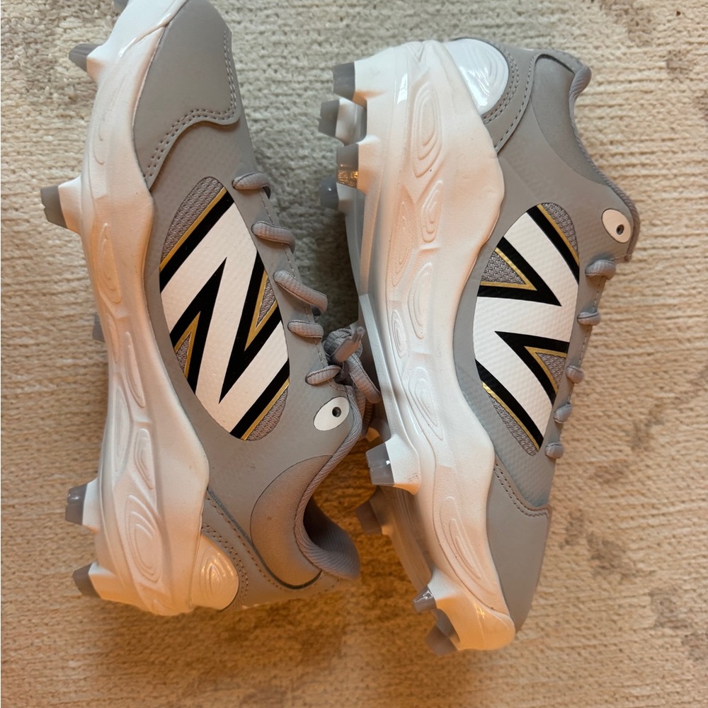 New Balance Women’s Gray and White Cleats NEVER WORN - Picture 2 of 4